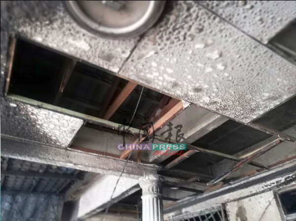 车房石膏天花板烧毁情况严重。