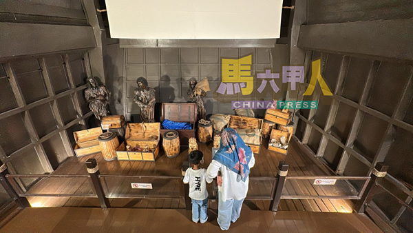 ■家长携带孩子参观,认识及了解马六甲海事发展史。