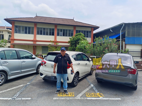 ■雷宝翔指出，他接获车主投诉反映泊车格线条混乱，不知应泊斜式或直式，引起不便。