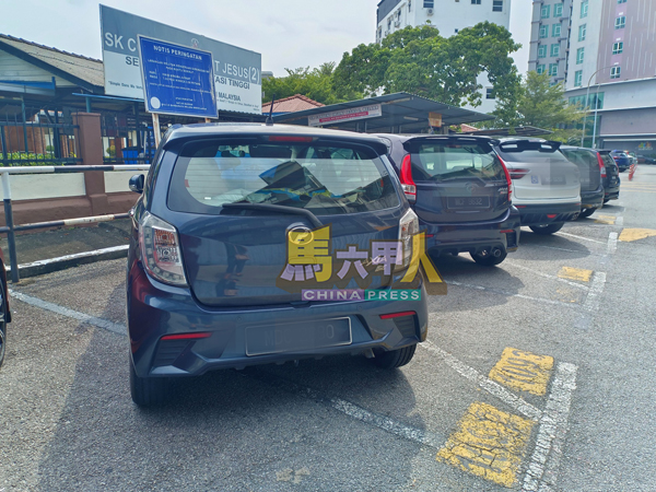 ■车格的新旧线条交错，车主泊车时须“考眼力”。