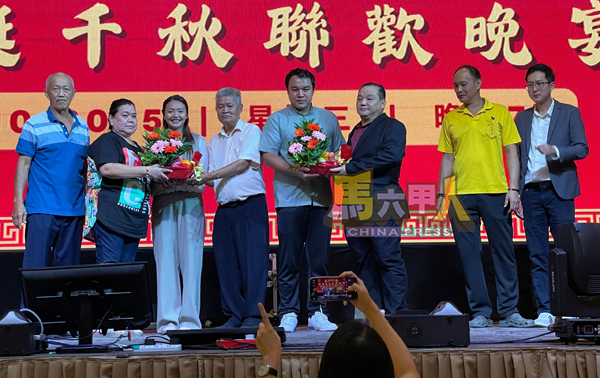 ■怡力崇清宫赠送水果礼篮给林朝雁(左3)及郭子毅(右4)。左起为陈书联、廖美轩及陈书泉;右起为张育诚、朱法平及李冠霖。