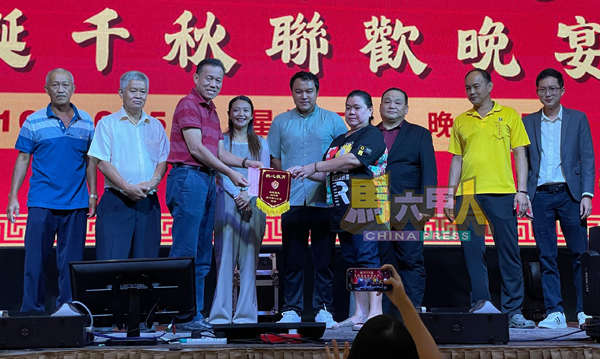 ■李勤烈(左3起)在林朝雁及郭子毅见证下,从廖美轩手中接过善款。