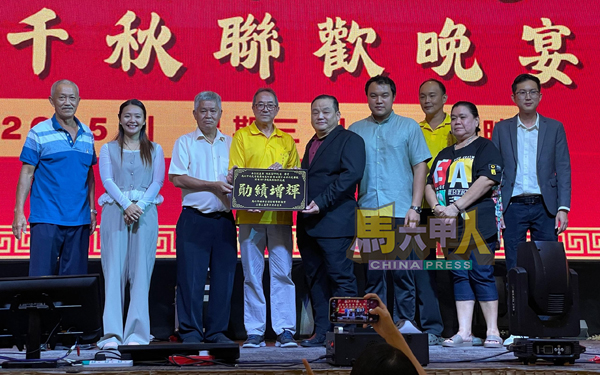 ■陈书泉(左3)联合李冠霖(右5)赠送贺匾给林敬富,恭贺荣膺勋衔。