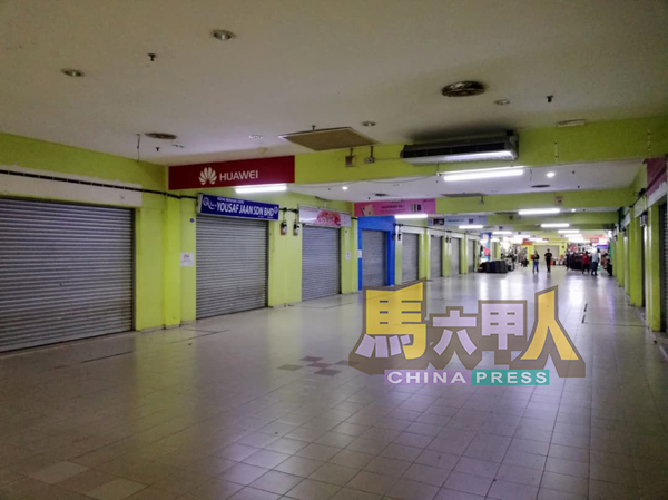 ■巴士站内的店铺面对地陷问题，被迫关店和迁移。