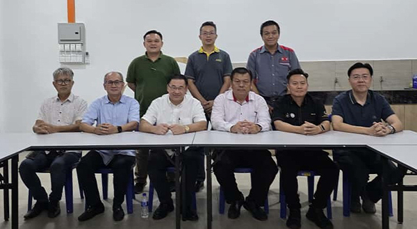 嘉宾及马六甲华文国民型高等中学董家协召开记者会。前排左起是陈文圈、彭金胜、颜天禄、房宝文、蔡求伟及柯伟强。