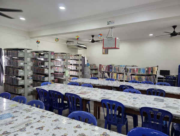 华中图书馆在同一时间只能容纳20人。