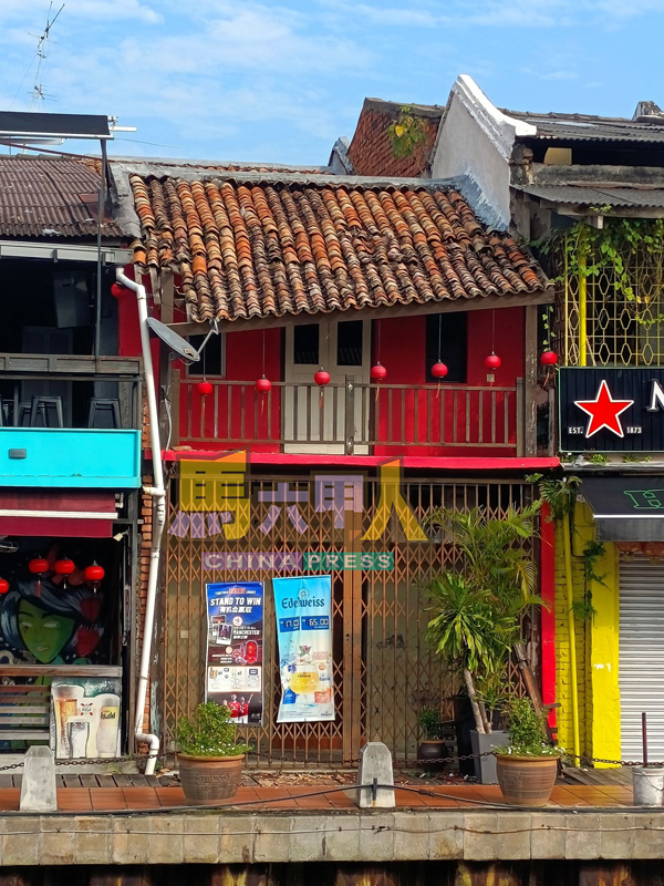 ■吉灵街一间老屋后方、靠近沿河步道的屋瓦出现倾斜,部分瓦片甚至掉落,情况令人忧心。