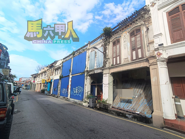 ■吉灵街有不少老屋长期空置,其中一些缺乏保养导致屋况日益恶化,引发民生与卫生问题。