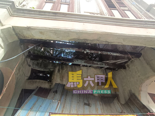 ■空置老屋年久失修,内部破烂不堪。