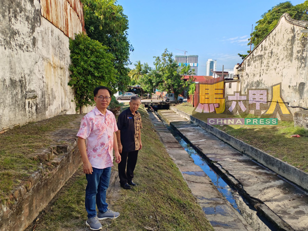 ■刘志俍（左起）与陈劲源巡视选区的排水沟，原本杂草丛生的排水沟经反映后，于近期获清理。