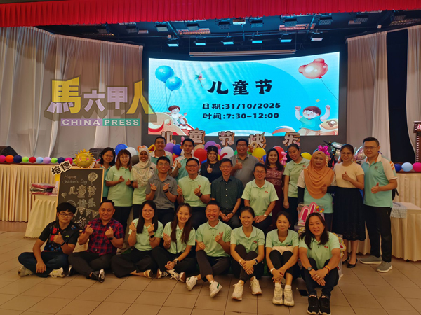 ■董家协代表与老师们出席儿童节活动,第二排坐者右起为郑敏莉校长、李玟德、高凡舜及张靖揆副校长。