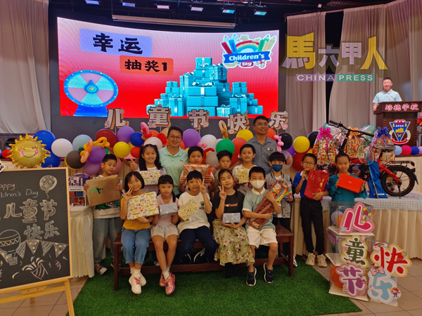 ■三及四年级的幸运儿在领取幸运礼物后,与颁奖嘉宾郑敏莉校长(后左起)及张靖揆副校长合照。