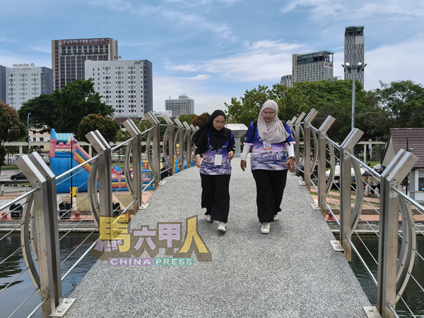 ■民众结伴走上新桥,感受河岸风光。
