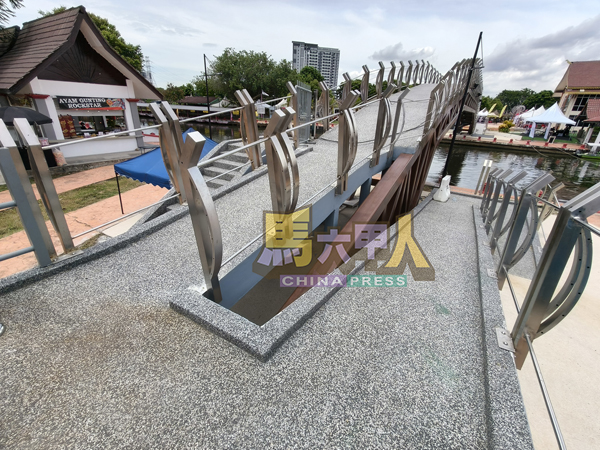 ■桥面铺上细砂石材质,提升行走舒适度与防滑功能。