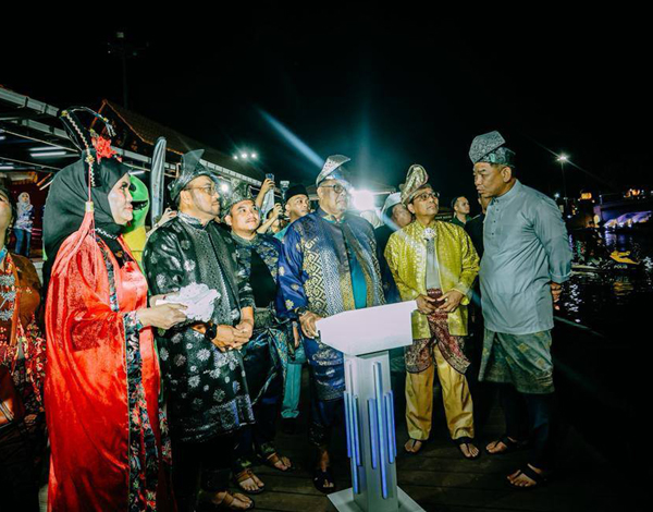 ■阿都劳勿(右3)亲自为当美都瓦蒂桥主持启用仪式。