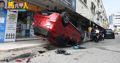 2车清晨路口相撞 1车撞上五脚基 四轮朝天