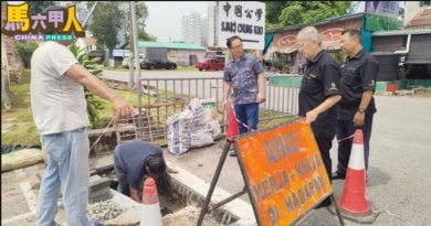 今日马六甲头条〡中公前暗沟藏7袋垃圾 成突发水灾主因