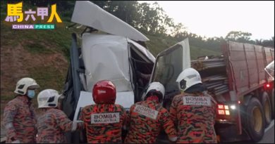 2罗厘相撞1司机夹伤 消拯员救出送院治疗