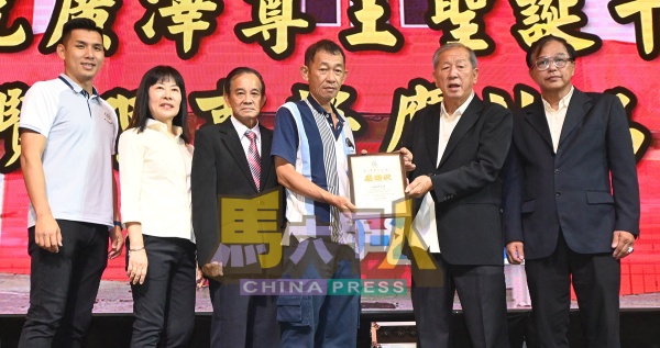 卓正豹（右起）、陈世源颁发感谢状给林振德。左起是陈志豪、侯粟倩及侯有添。