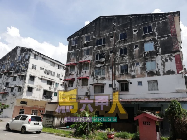 多年没油漆的公寓外墙发黑,显得破旧。