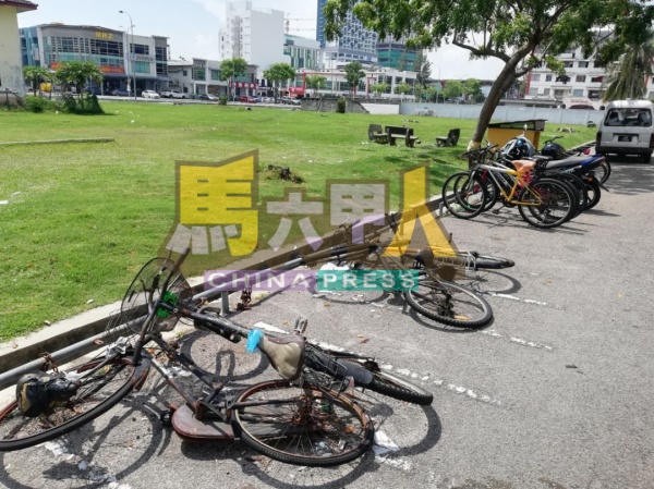 损坏倒在路上的多辆脚车没被移走。