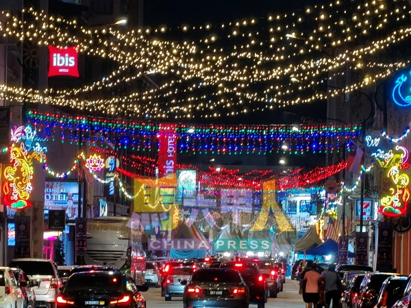 夜色中的小印度,灯火璀璨、色彩斑斓,宛若光的海洋。