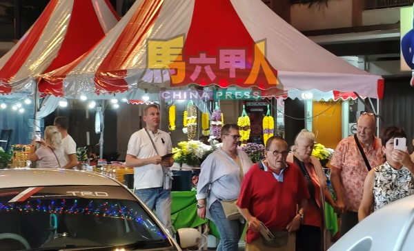 屠妖节市集,吸引不少西方游客造访。