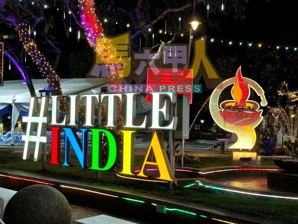 小印度街头换上灯饰与油灯,象征光明驱散黑暗的节庆寓意。