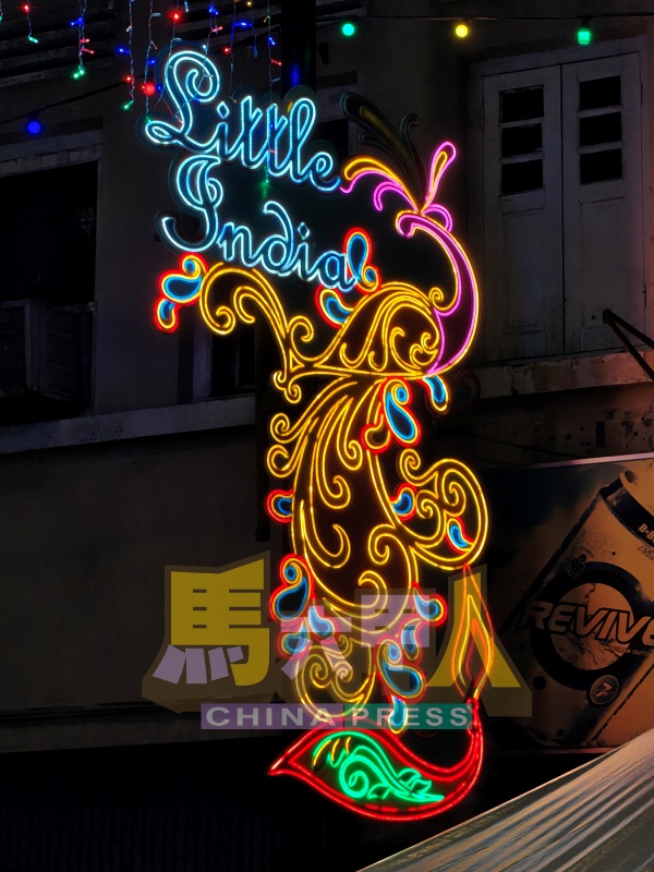 街上的各色孔雀图案与油灯装饰,为街区增添浓厚印度风情。