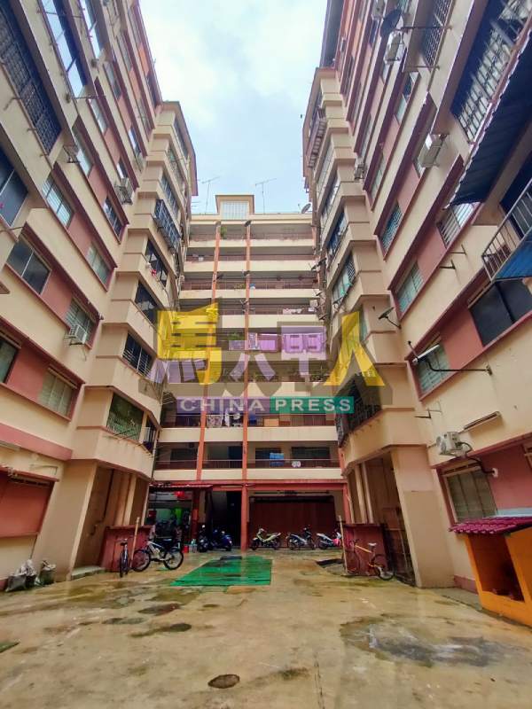 九楼组屋经有63年历史,共有215个住家单位及3部升降机,目前居民有860人。