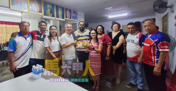 九楼组屋居协感谢邱培栋(左4)协助争取到两部新升降机,特送上水果礼篮表达心意。左3是林朝雁;右起陈劲源、雷宝翔及涂玉凤。