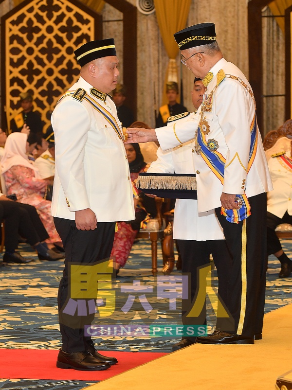 杨庆权（左）在马六甲州元首敦莫哈末阿里76岁华诞，受封拿督勋衔。