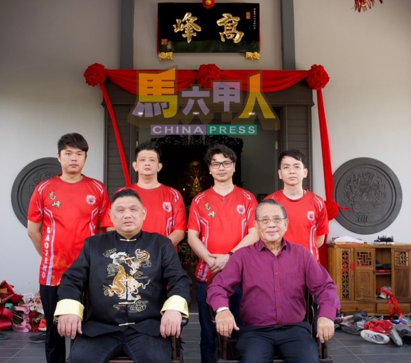 杨庆权（坐者左）与父亲杨善财出席拜师收徒仪式。