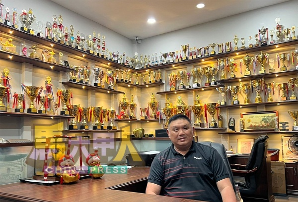 杨庆权所率领的马来西亚高峰龙狮体育总会，赢得超过百个奖杯。