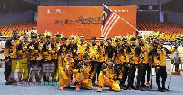杨庆权带队参与第5届亚洲龙狮锦标赛时赢奖。