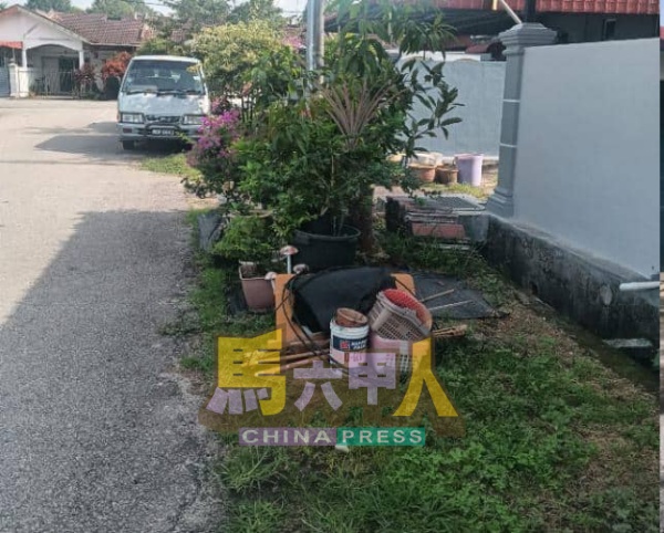 居民以“住家对面空地就是自己的”为由,占地种植还堆积垃圾