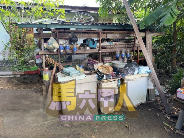 在执法行动中,村民被发现在住家附近堆放大量杂物。(图取自马六甲历史城市政厅面子书)