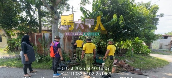 执法人员进入用锌片搭建的围篱,察看卫生情况。(图取自马六甲历史城市政厅面子书)