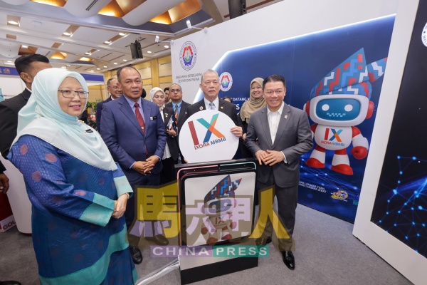 法迪拉（右2）推介“IXORA MBMB”应用程式。