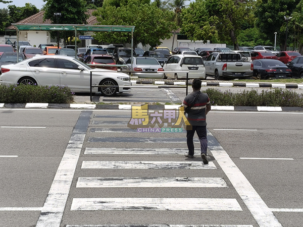 赛阿都阿兹路的仁爱医院前的人行斑马线取消后，至今还是有民众擅闯，行为非常危险。