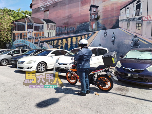 ■车主依据指示牌缴付泊车费,也不必担心接罚单。