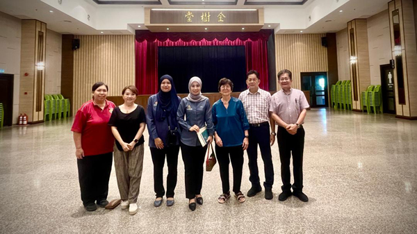 国民登记局官员到兴安会馆礼堂实地考察,讨论双十活动事宜。