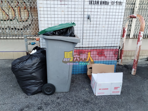 ■虽然商家制造的垃圾量不多,但垃圾桶依旧无法负荷,每逢傍晚都会出现垃圾溢出的情况。