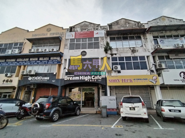 ■众商家共用一个家用垃圾桶,且已维持好一段时间。