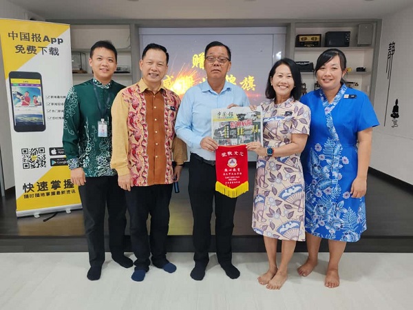 ■王天财（左3起）移交《中国报》予王姝郿校长。左起为吴钦凯、黄智宗；右为李嘉雯。