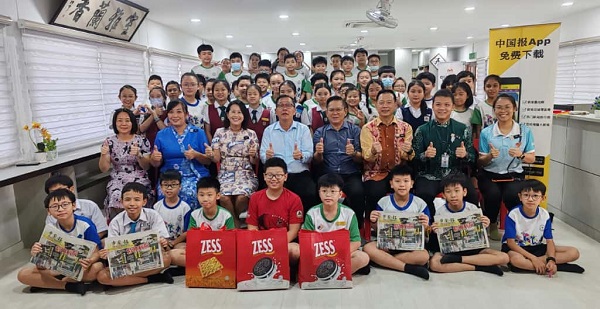 ■有奖问答得奖同学及受惠学生开心地与嘉贵宾们大合照。