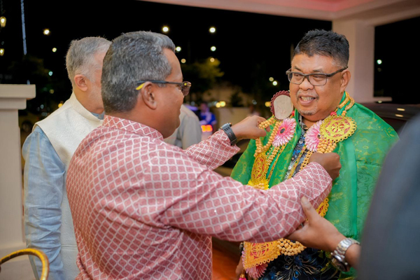 ■阿都拉勿(右)被戴上印度花环。(图取自阿都拉萨面子书)