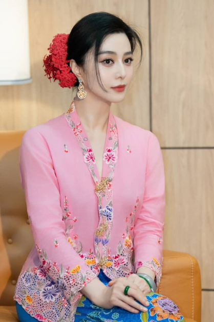 ■范冰冰于去年担任旅游亲善大使时,便以一袭粉红色传统娘惹服饰现身,让人眼前一亮。(档案照)