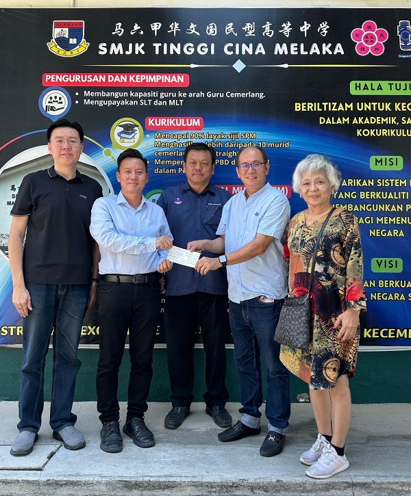 彭金胜(右2)在房宝文的见证下,移交捐款予蔡求伟。左为柯伟强;右为康秀春。