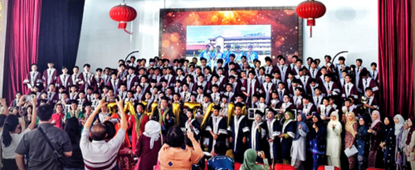 公教中学第63届毕业典礼圆满举行,142名毕业生在师长与嘉宾见证下迎接人生新阶段。